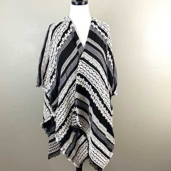 Francesca's Collections Sweaters - Francescas Aztec Fringe Poncho Cardigan One Size